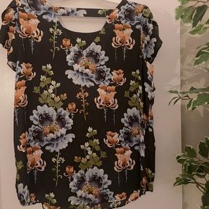 🌸 LOFT floral top with cutout back 🌸